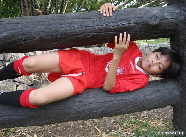 Тайский мальчик в красных шортах